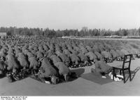 Бойцы мусульманской дивизии СС совершают молитву, ноябрь 1943 года.
