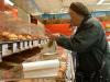 На рынках и в палатках разрешат платить продуктовыми карточками