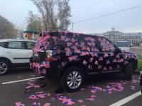 Машину Навального в Костроме облепили наклейками с флагом США