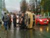 И все как кинулись на помощь! В центре Перми перевернулся броневик с деньгами. ВИДЕО, ФОТО