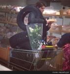 Суровые русские женщины: и цветы себе купит, и резину, и еды домой…