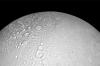 Станция Cassini нашла на спутнике Сатурна снеговика