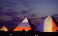 Великие Египетские пирамиды окрашены специальной подсветкой в цвета флагов России и Франции