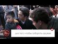 Житель Парижа успокаивает своего сына после терактов…