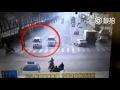 Неведомая сила опрокидывает машины в Китае