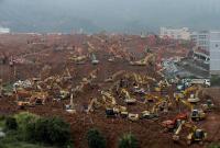 [Фото дня] Спасатели в поисках выживших после схода оползня в промышленном парке города Шэньчжэнь