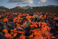 Спасательные жилеты, оставленные беженцами на берегу Эгейского моря