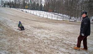 В калининградском парке засыпали песком бесплатную горку, чтобы дети катались на платной