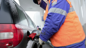 [6*8=28] В Госдуме возмущены тем, что при падении цен на нефть автомобильное топливо дешевеет во всем мире, но не в России