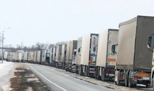 Украина перестала пропускать транзитные грузы из России: около 100 грузовиков с товаром для Молдовы застряли на границе