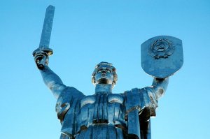 У киевской «Родины-матери» отнимут герб СССР