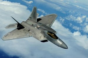 США перебросили в Японию 12 истребителей-"невидимок" F-22