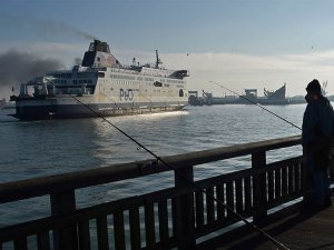 Беженцы взяли на абордаж британский паром в порту французского города Кале