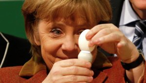 ["Тихо шифером шурша..."] Врач-психотерапевт из Германии Ханс-Йоахим Маац выразил обеспокоенность состоянием немецкого канцлера: она утратила связь с реальностью и может нанести серьезный вред