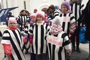 Валютные заемщики привели детей в робах к офису банка «ДельтаКредит»