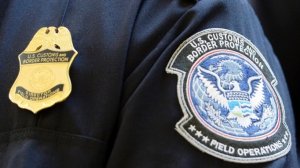 За период с 2012 года в США украдены или потеряны сотни полицейских значков, пистолетов и сотовых телефонов