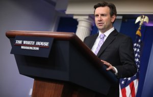 Белый дом: администрация Обамы разделяет мнение минфина США о коррумпированности Путина