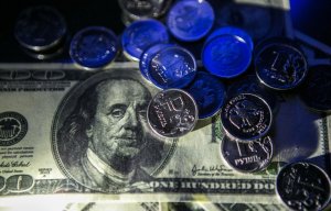 Курс доллара упал ниже 75 рублей, евро ниже 82 рублей