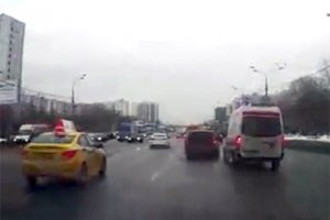 «Яндекс.Такси» заблокировал подрезавшего скорую водителя