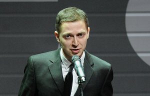 Oxxxymiron - автор речитатива "Переплетено" - приглашен выступить в гимназии на "последнем звонке" в конце мая. Его песню сравнили со стихами Мандельштама на уроке литературы. Перекличка поколений?