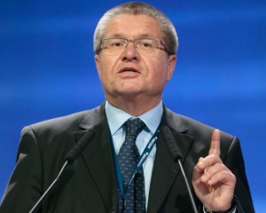 Глава Минэкономразвития Алексей Улюкаев заявил, что российская экономика уже вышла из рецессии: «Происходит сглаживание спада, думаю, что в ближайшее время он завершится»