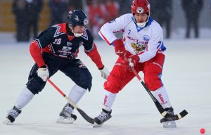 Сборная России по хоккею с мячом вышла в полуфинал чемпионата мира, разгромив команду США   со счетом 12:2