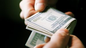 Утверждено обвинительное заключение в отношении гражданина Грузии, пытавшегося дать взятку полицейскому за непривлечение к административной ответственности