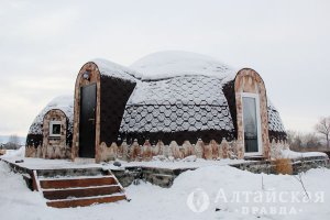 Алтайская пенсионерка построила круглый дом из пенополистирола