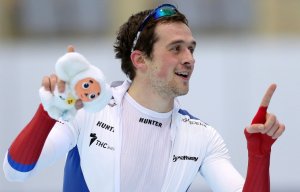 Россиянин Денис Юсков стал первым в истории конькобежцем, победившим на дистанции 1500 м на трех подряд ЧМ