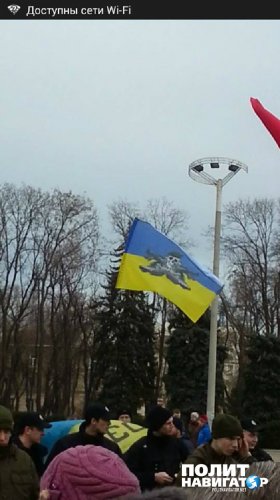 Нацисты демонстративно развернули флаги с черепами на траурной акции родственников погибших 2 мая в Одессе