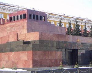 На Красной площади задержан обливший краской здание Мавзолея пенсионер