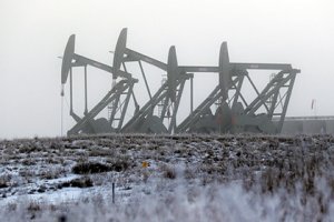 Россия и ОПЕК договорились заморозить добычу нефти