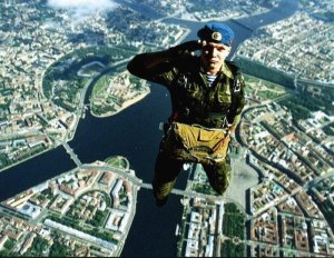 Нештатная ситуация: В Псковской области два десантника приземлились на одном парашюте