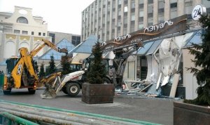 Торговый центр «Пирамида» у станции метро «Пушкинская» в центре Москвы ломают пять экскаваторов. На полный разбор здания и вывоз мусора может уйти 2–3 дня