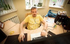 Грудь на миллион: как заработать на чужом теле