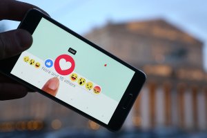 [Смятение чувств] Facebook разнообразил кнопку Like эмоциональными реакциями: любовью, смехом, удивлением, печалью и злостью – но не dislike. Новая версия получила название «Реакция» (Reactions)