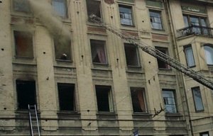 Пожар в здании гостиницы "Октябрьская" в Петербурге локализован, пострадавших нет