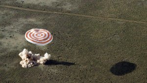 Скотт Келли, Михаил Корниенко и Сергей Волков вернулись на Землю (Капсула "Союза ТМА-18М" с экипажем МКС приземлилась в Казахстане)