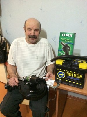 Томский пенсионер, которому городские автолюбители помогли восстановить авто после кражи деталей, устроил в центре города акцию по раздаче яблок.