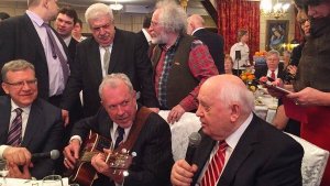 В этой фотографии прекрасно все: и Горбачев, и Макеревич, и посол США на заднем плане