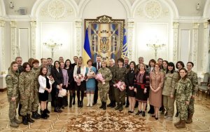 Порошенко наградил выдающихся женщин-защитниц