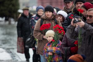 Сталину несут цветы - рядом с Никольской башней выстроилась очередь почтить память вождю в день его смерти