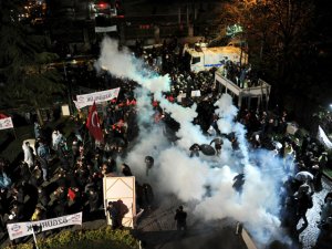 В Турции полиция использовала резиновые пули и слезоточивый газ против сторонников свободной прессы