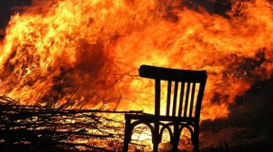 Около 20 петербуржцев провели ночь на улице из-за пожара в коммуналке
