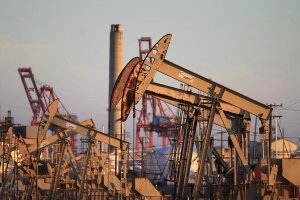 США в апреле снизят добычу нефти на 106 тысяч баррелей в день