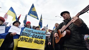 Посольство России в Киеве забросали камнями и зеленкой