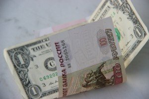 Доллар стремительно падает к отметке 70 рублей