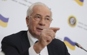 Азаров предложил Яценюку поменяться местами
