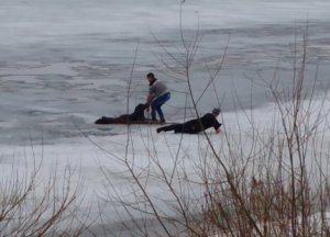 В Нижегородской области прохожий вытащил из ледяной воды мужчину и ребенка