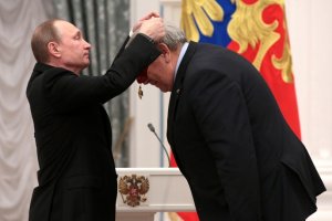 Путин призвал лауреатов госнаград не терять голову от успехов